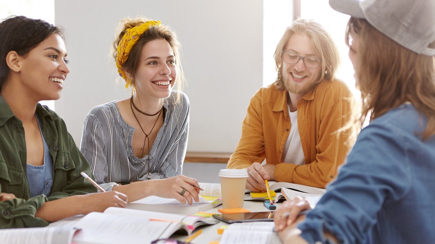 Aprender inglés con IA vs. estudiar en el extranjero: ¿realmente es lo mismo?