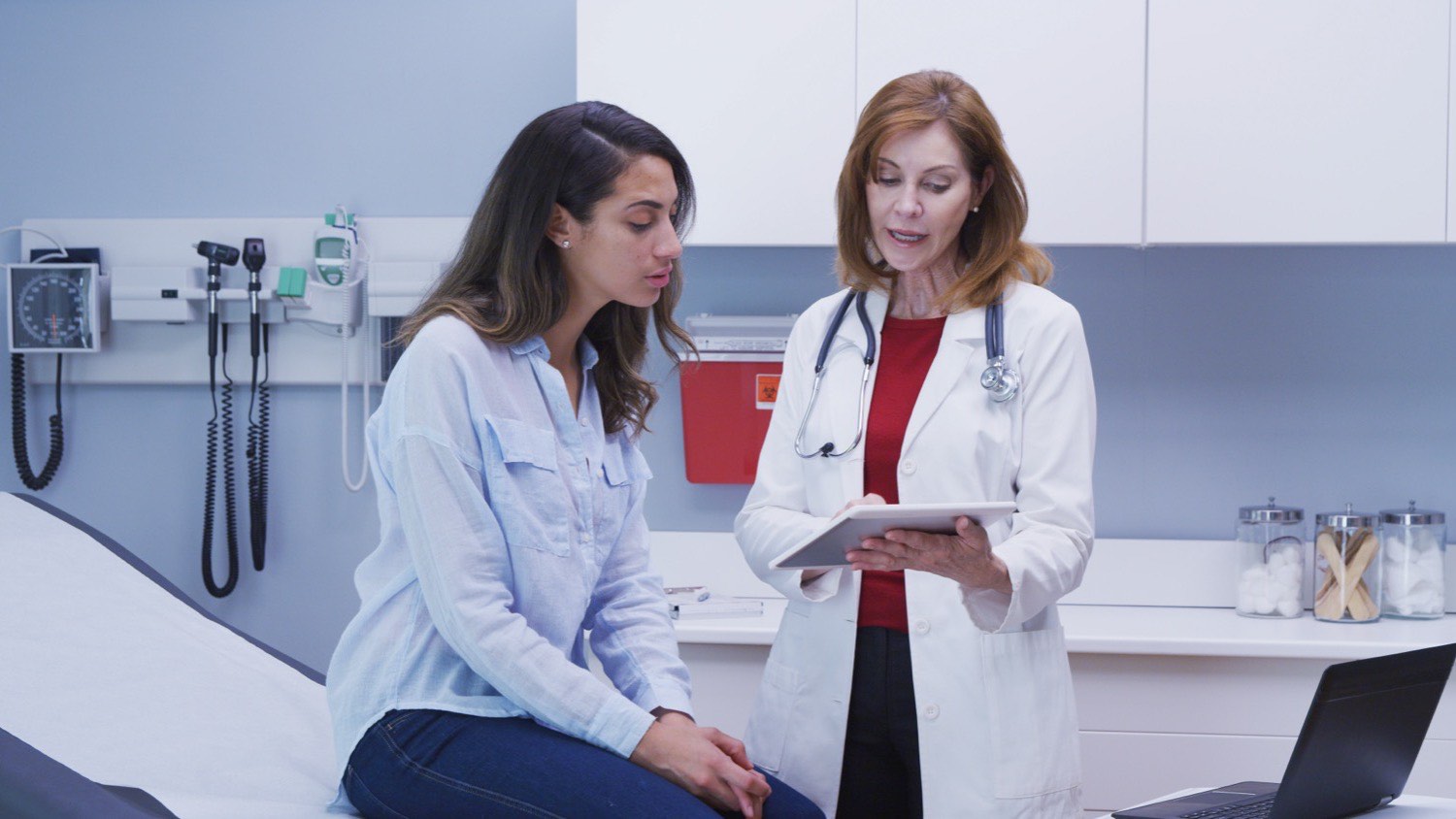 Seguro médico para estudiar en el extranjero: qué debe cubrir y qué pide cada país